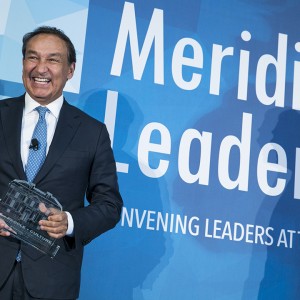 United Airlines CEO Oscar Munoz accepts the Meridian Corporate Leader Award. Photo: Kristoffer Tripplaar