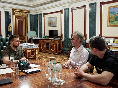 Palantir Technologies Inc. CEO Alex Karp, in the white shirt, speaks with Ukrainian President Volodymyr Zelenskyy, far right, and other officials June 2 in Kyiv. (Mykhailo Fedorov/Provided)