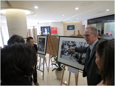 Meridian’s Senior Vice President for the Arts, Dr. Curtis Sandberg explains the photographs to journalists at the Jam Session Exhibition in Shanghai 
