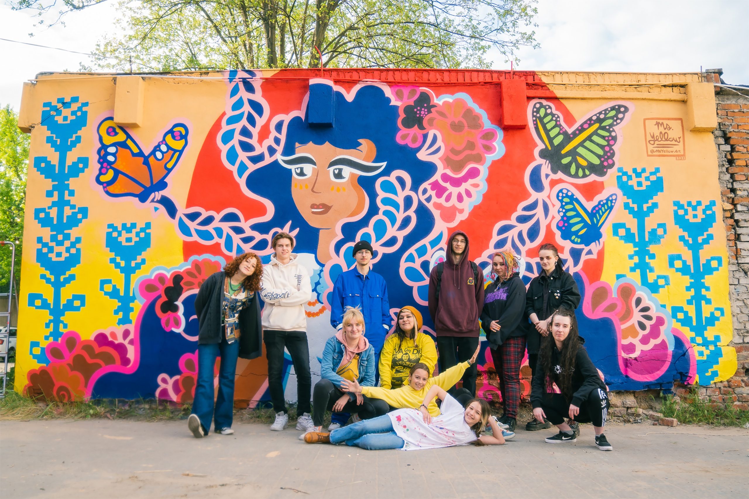 Next Level's Poland cohort poses in front of a mural in Lodz, Poland. The group met with Ukrainian refugees to share insight into how Hip Hop can play a role in conflict resolution.